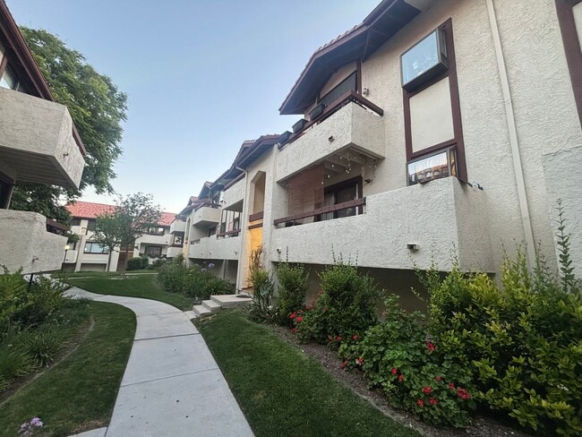 Building Photo - Beautiful 2-Bedroom Condo in Canyon Country!