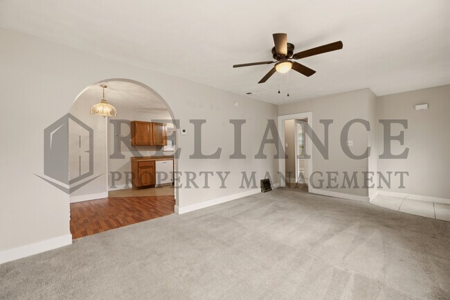 Building Photo - 703 S Grove Dr