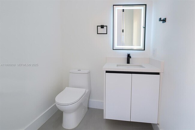 Building Photo - 5 SW 26th Pl