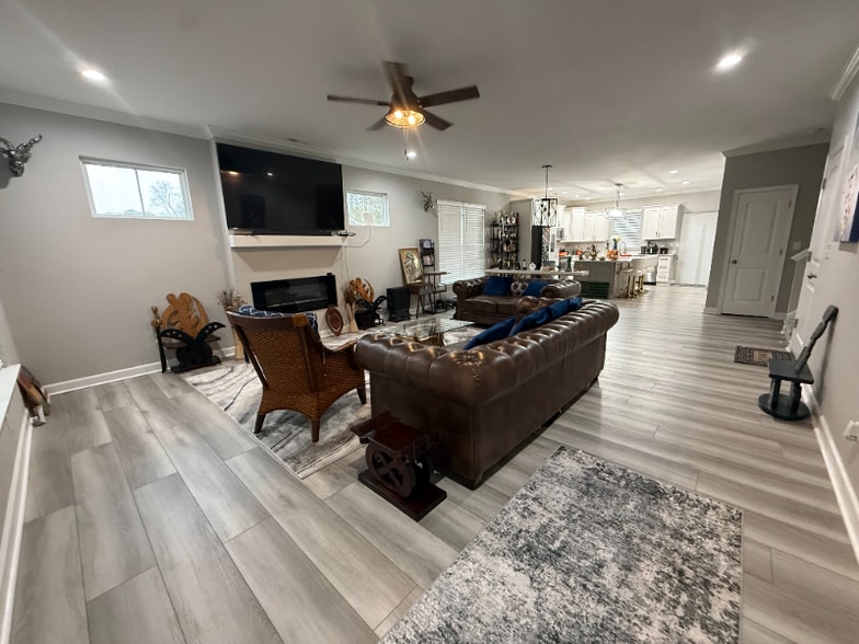 Building Photo - 1614 Hawthorne Dr