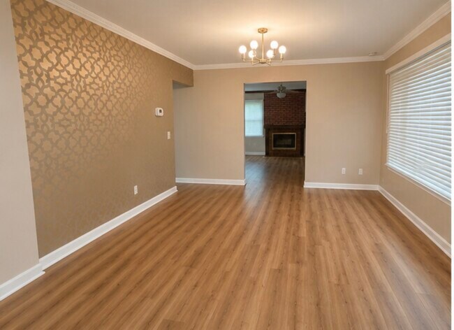 Building Photo - 119 S Elroy Ave
