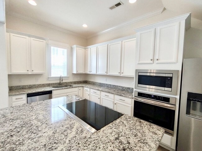 Building Photo - LUXURIOUS HIGH-END 2-story townhome in Market Common - walk to everything!