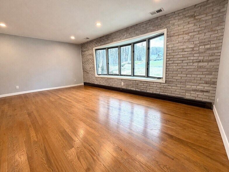 Building Photo - 2119 Oaklyn Dr