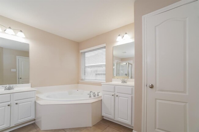 Building Photo - 6403 Alicia Way Dr
