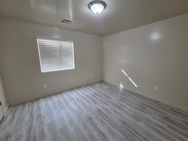 Building Photo - Large 4 Br - like new under $2k!