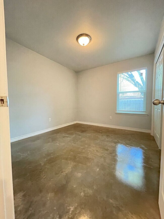 Building Photo - 915 Rebecca Ln