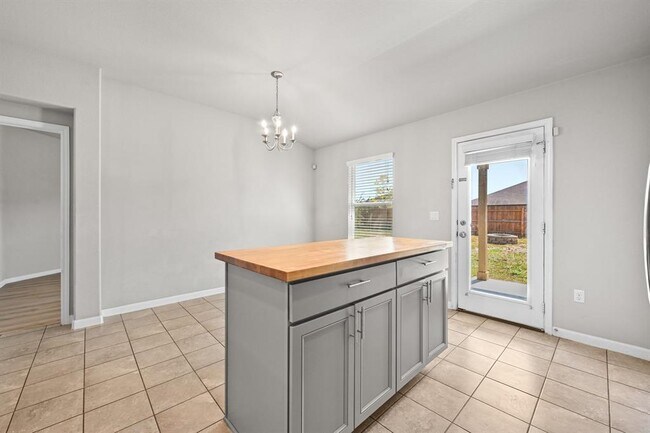 Building Photo - 411 Langely