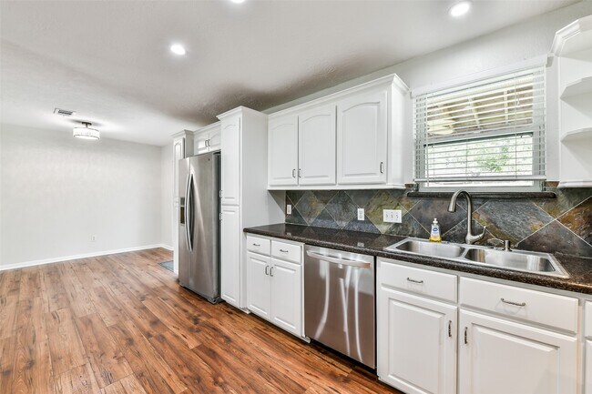 Building Photo - 304 Bellmar Ln