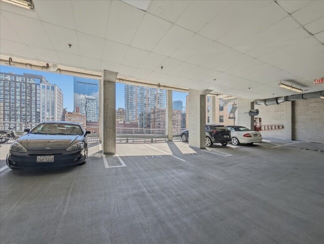 Building Photo - 701 S Wells St