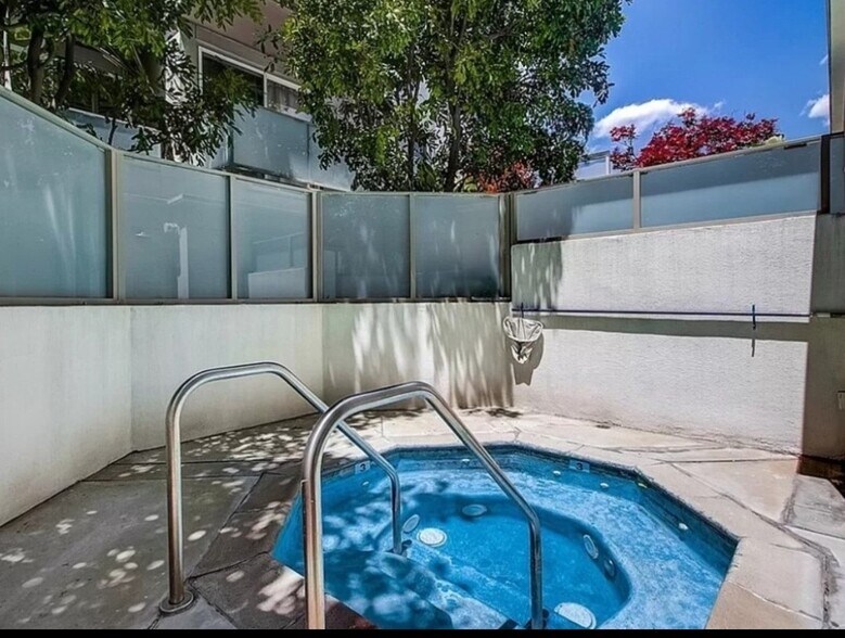 Jacuzzi - 160 S Hudson Ave