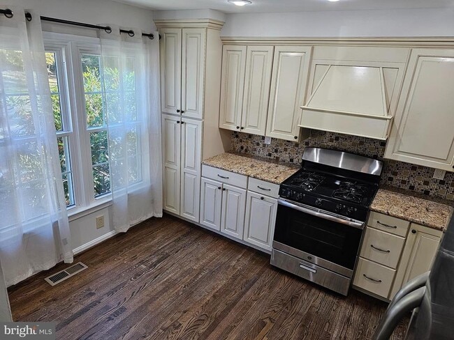 Building Photo - 10520 Pine Haven Terrace