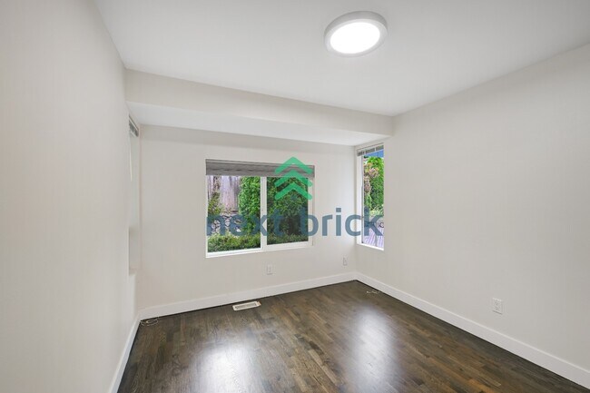 Building Photo - "Charming Bellevue 4-Bed Oasis with 2 Baths - Spacious 1560 Sq Ft Retreat!"