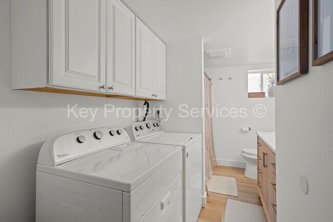 Building Photo - Updated Lakeshore Area Condo