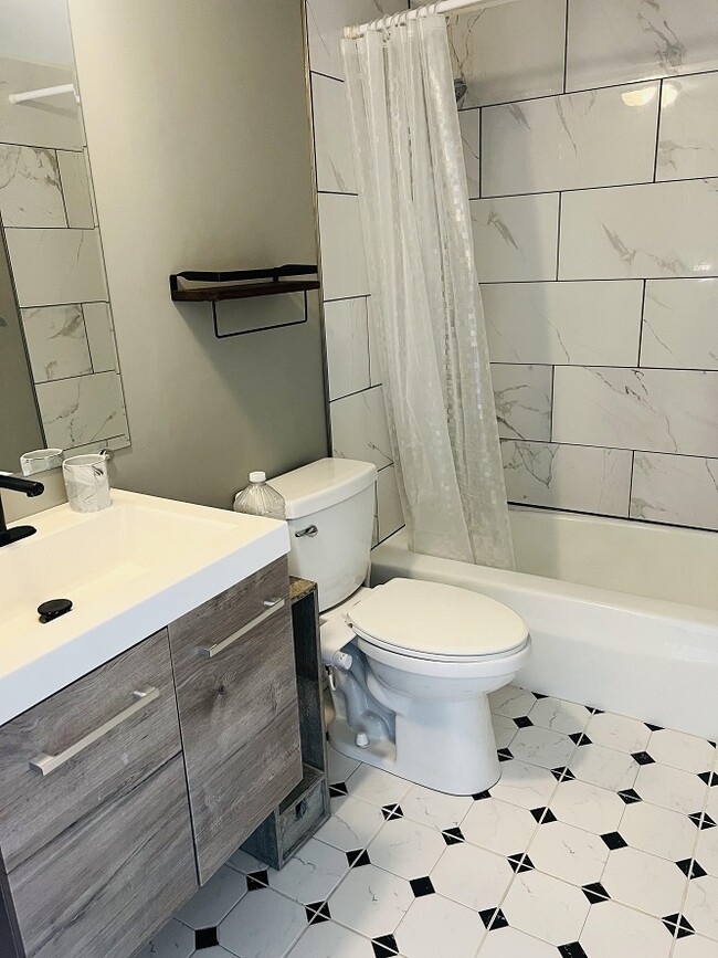 Building Photo - 1727 Sessions Walk