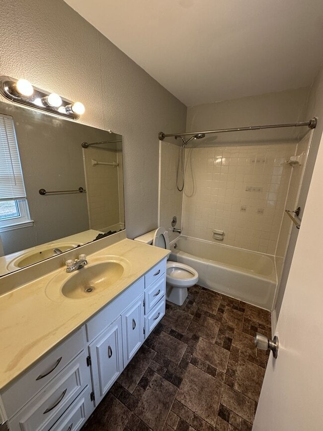 Building Photo - 3 Bedroom Townhome in Hixson! Pet-friendly!