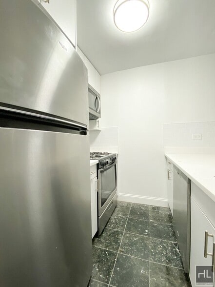 Building Photo - E 82 St