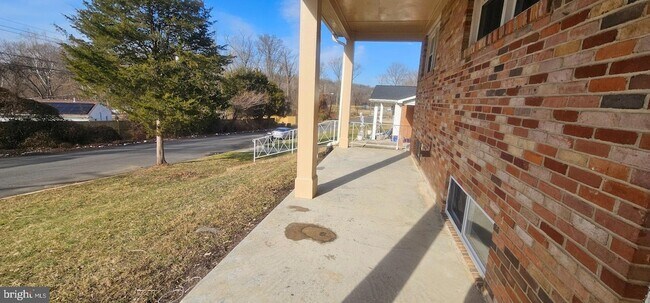 Building Photo - 5616 Old Temple Hill Rd