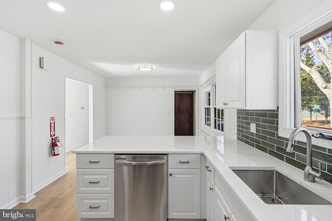 Building Photo - 218 Holly Ave