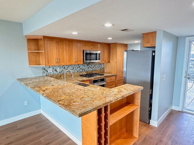 Building Photo - Well Kept 2BD Condo with Sunset Views