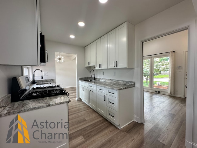 Building Photo - Spacious 4 Bedroom + Den Home with Private...