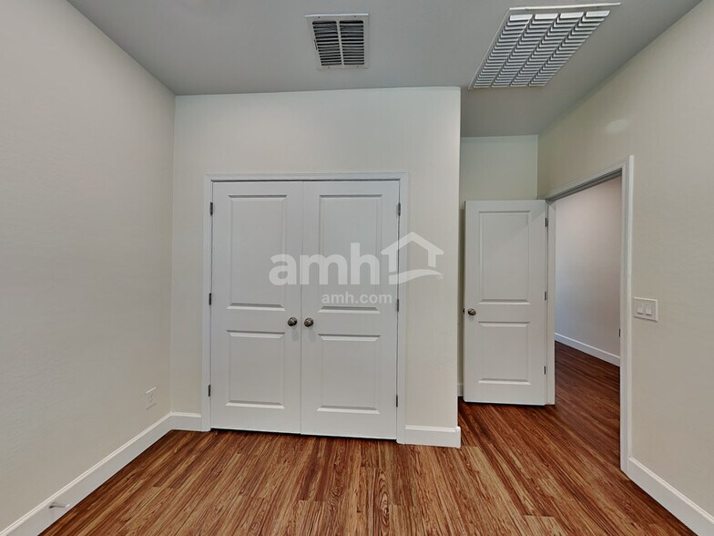 Building Photo - 5915 W Larkspur Dr