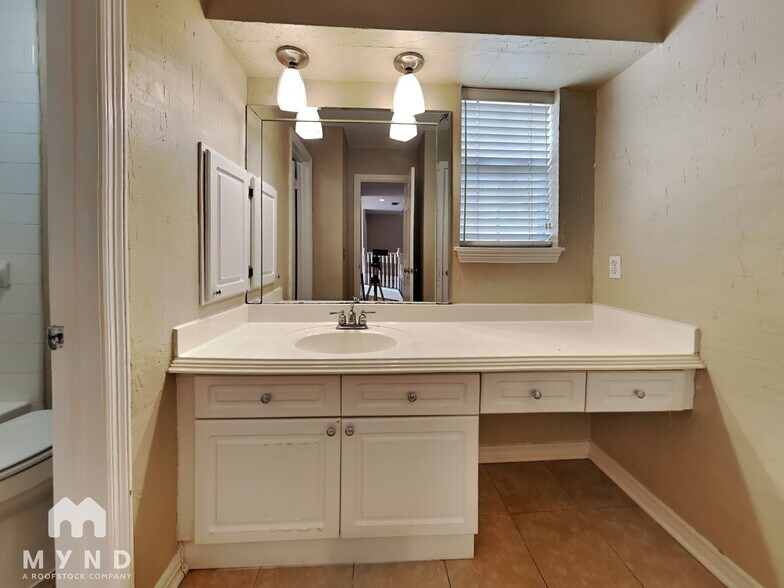 Building Photo - 19026 Owen Oak Dr