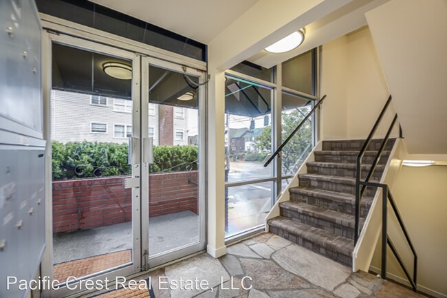 Building Photo - 1000 E Aloha St