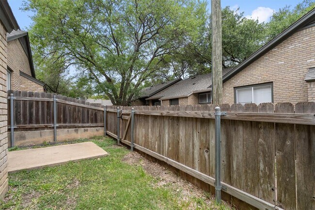 Building Photo - 1015 E Yager Ln