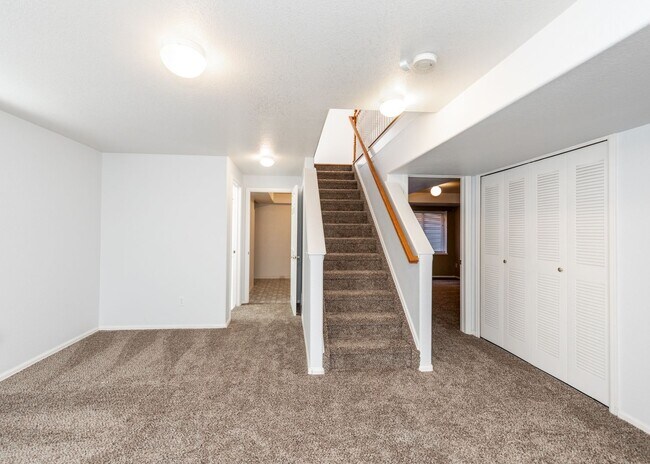 Building Photo - 4 Bed Rancher in District 20!!!