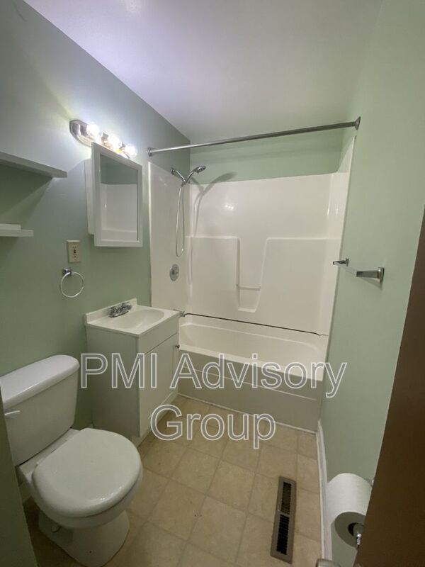 Building Photo - 641 SE 35th St