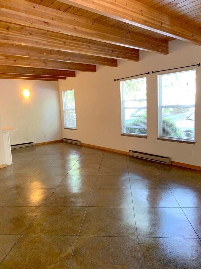 Building Photo - 209 W Mulberry St