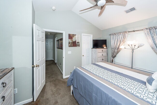 Building Photo - 7988 Shadow Oak Dr