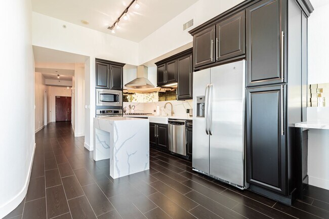 Building Photo - Fully Furnished High Rise with Wynn Golf Course Views!