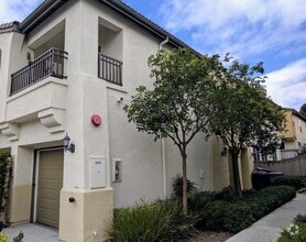 Building Photo - 2 Bedroom Townhome w/Attached 1 Car Garage...