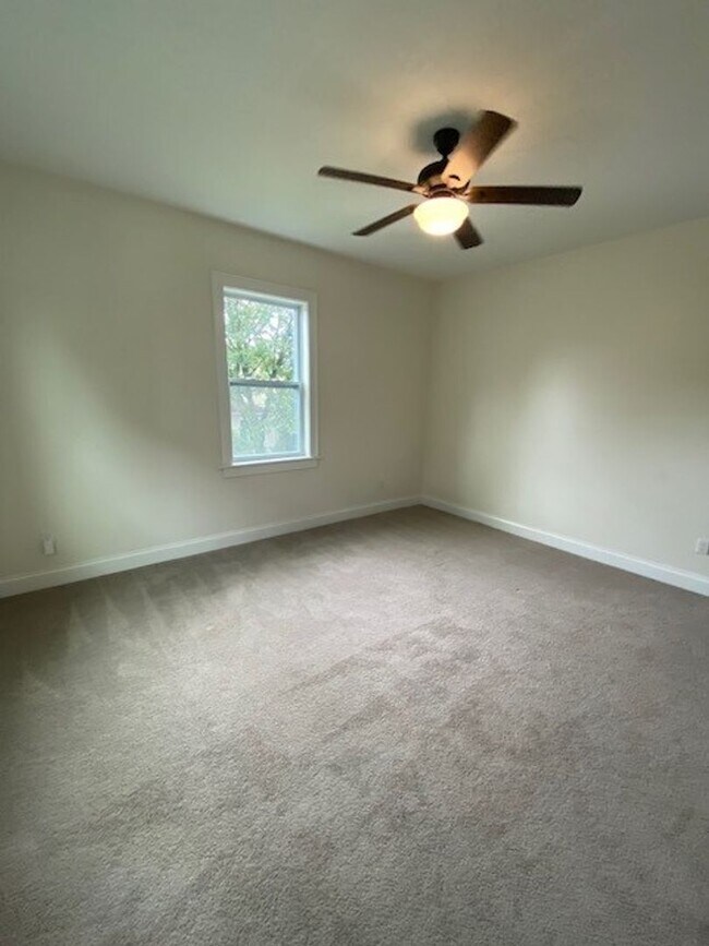 Building Photo - Georgous 5 bedroom 2.5 bath home in Downto...