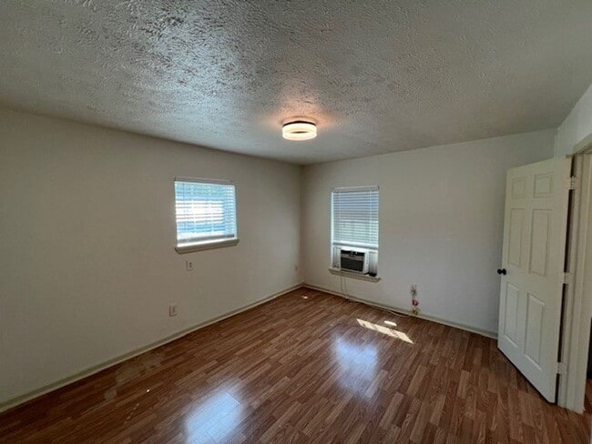 Building Photo - One Bedroom Home Downtown