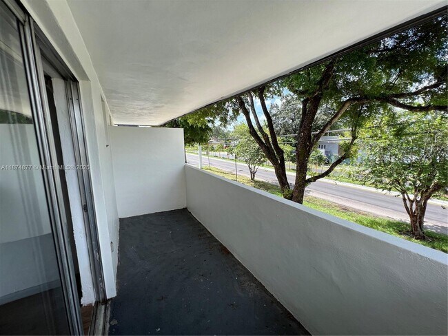 Building Photo - 465 S Royal Poinciana Blvd