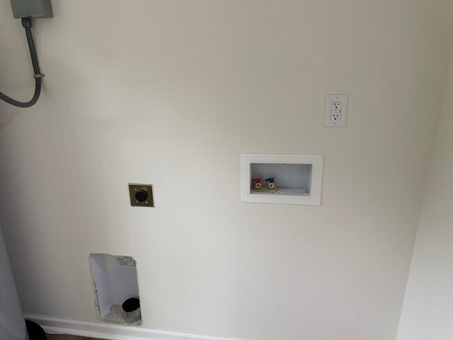 Building Photo - 3 Bed House