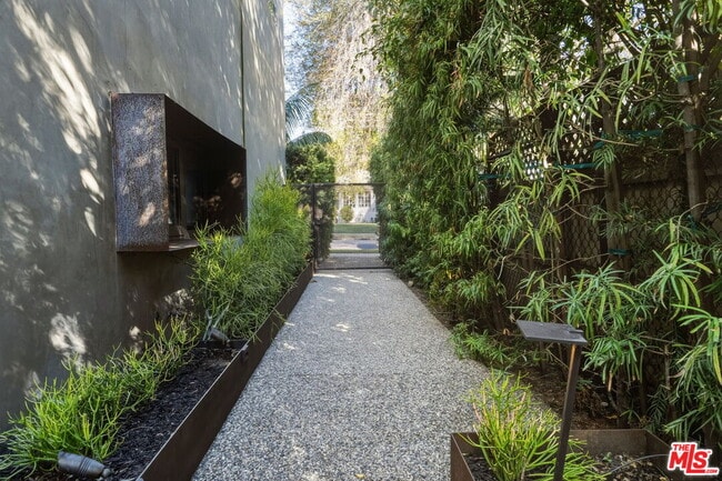 Building Photo - 1849 Fox Hills Dr