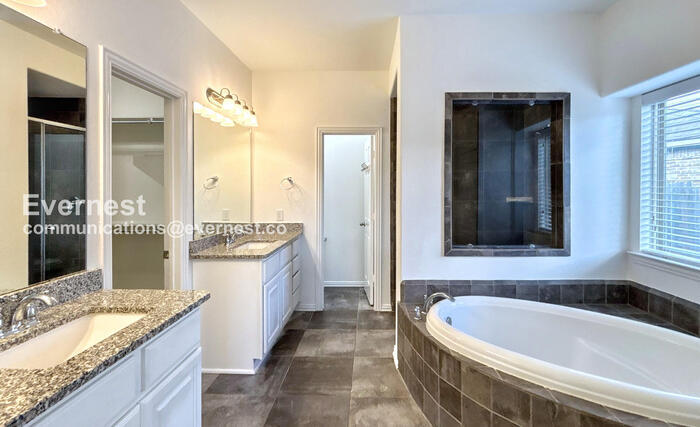 Building Photo - 4811 Sunset Park Ln