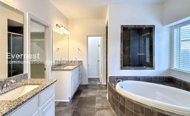 Building Photo - 4811 Sunset Park Ln