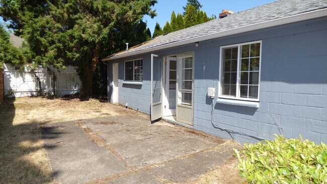 Building Photo - Rent Special: $500 Off First Full Months R...
