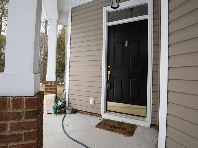 Building Photo - 4 bed townhouse available now!