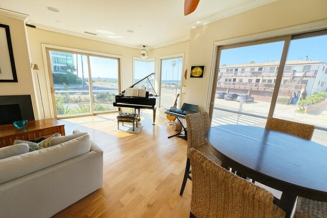 Building Photo - #110:WHITE HOUSE - UNOFFICIAL (JEFF GINSBURG ROOMMATES)