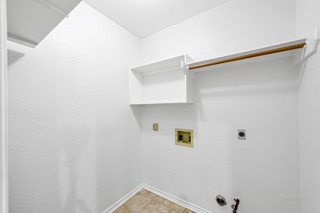 Building Photo - 902 Fairgate Dr