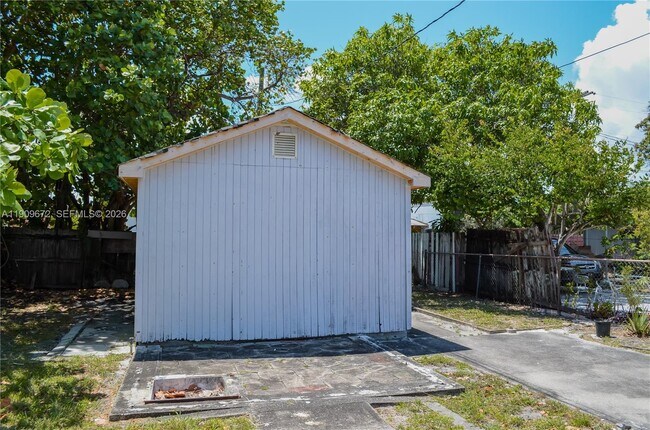 Building Photo - 707 N J St