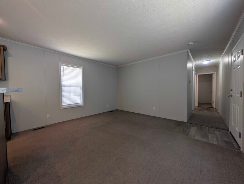 Building Photo - 15929 Villaire Ave
