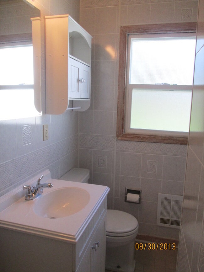Building Photo - 2 bedroom home with great back yard!