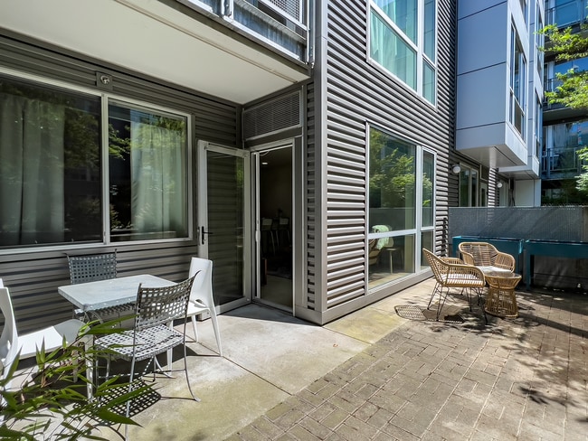 Building Photo - NW 1 Bed 1 Bath + a Den in the Pearl District! Includes W/D, Garage Parking and Storage!