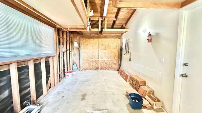 Building Photo - Beautifully Appointed & Fully Furnished, S...